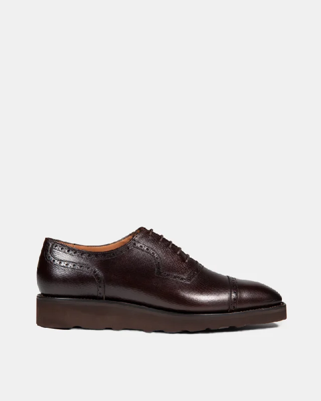 Men's Oxford shoes with a decorative inlay on the toeBrown Brogue Lightweight Dress Shoe