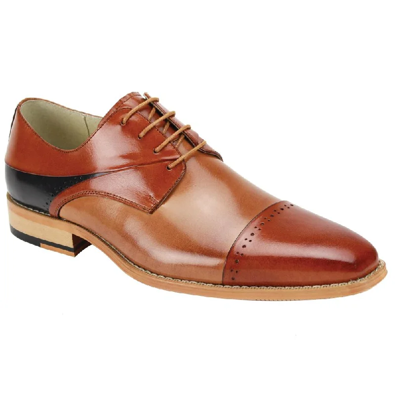 Men's Oxford shoes with a wingtip design and leather soleGiovanni Hudson 2E