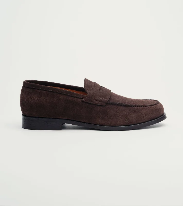 Men's loafers in a neutral color like black or brownCarmine