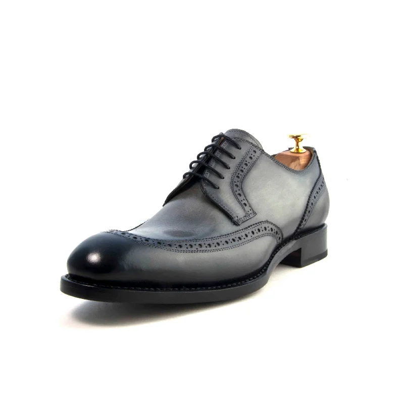 Men's Oxford shoes with a buckle closure and a pointed toeUgo Vasare Colin