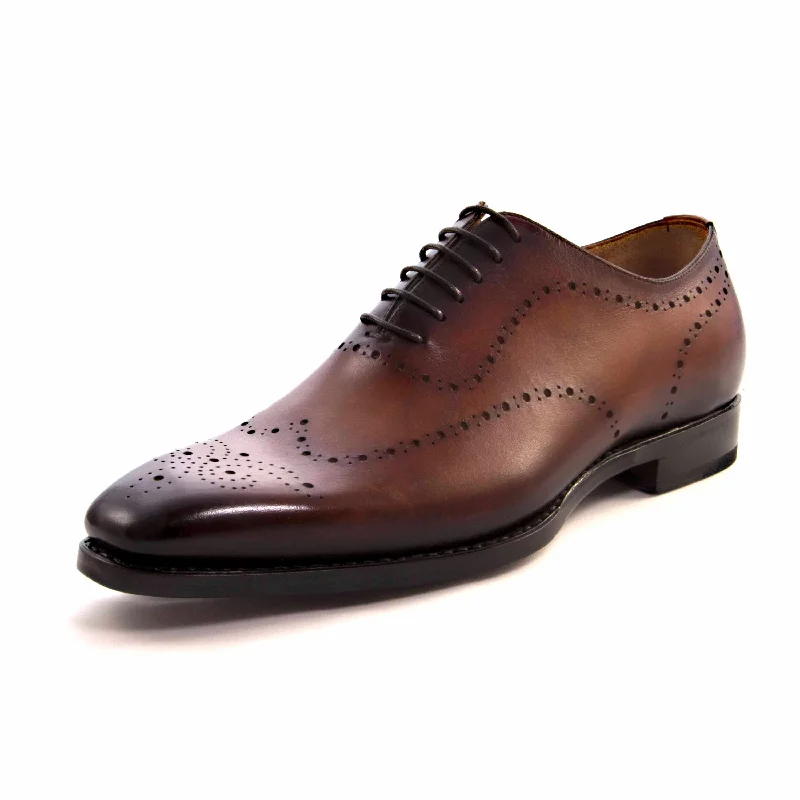 Men's Oxfords with a classic silhouette and a high - shine finishUgo Vasare Gilbert