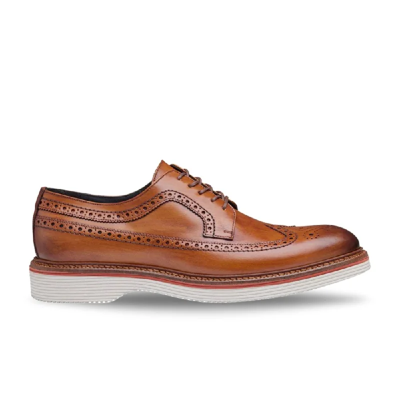 Men's Oxfords with a cap - toe design and a rubber heelJohnston & Murphy Men's Jenson Longwing - Tan