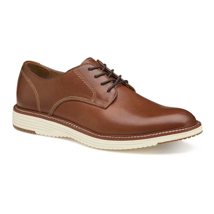 Men's Oxfords with a classic silhouette and a high - shine finishMens Johnston & Murphy Upton Plain Toe in Tan Full Grain