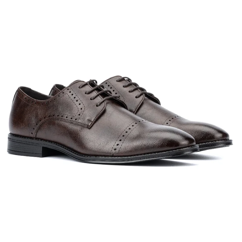 Men's Oxford shoes with a wingtip design and leather soleMen's Dionís Oxford Shoe