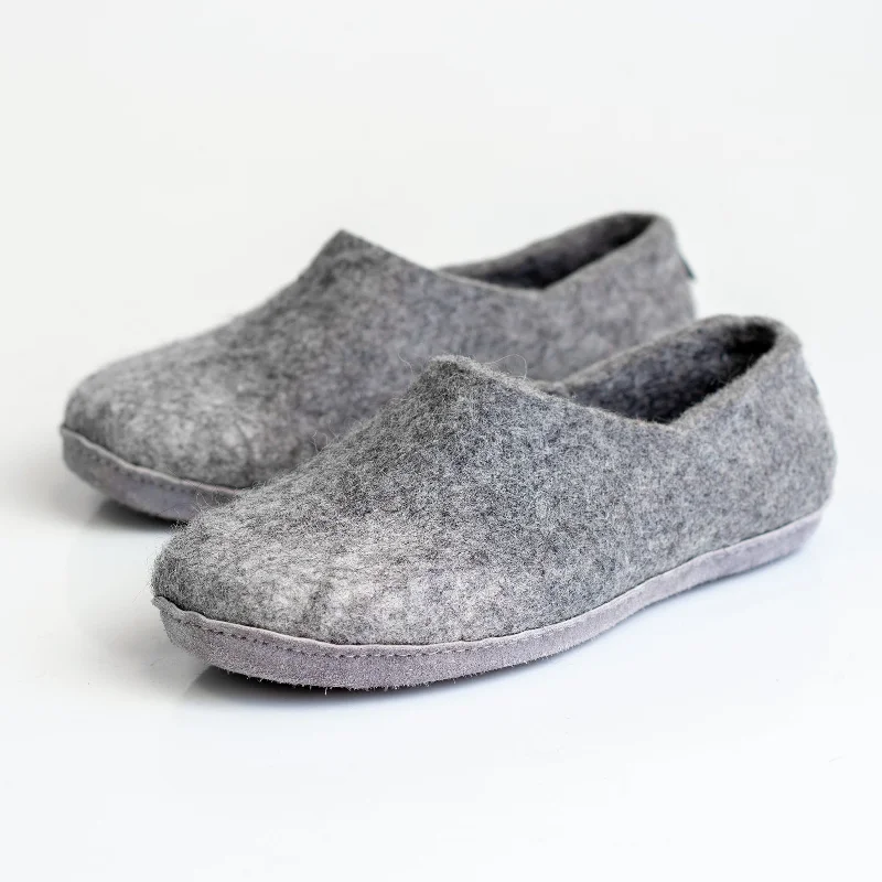 Men's slippers with a Velcro closure for easy on and offMen's clogs OMBRE with alpaca wool