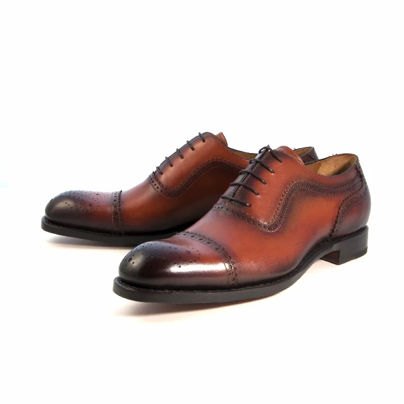 Men's Oxford shoes with a polished leather finishUgo Vasare Gaelic Cap Toe