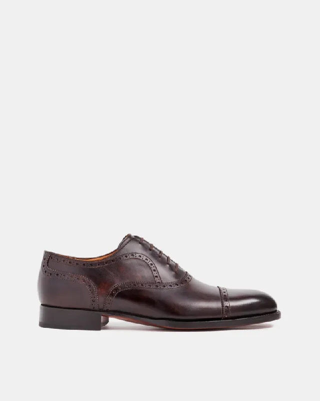 Men's Oxford shoes with a polished leather finishMuseum Brown Brogue Oxford Shoe