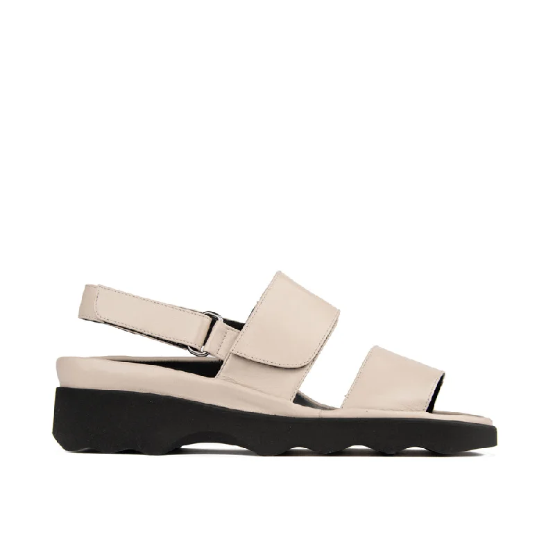 Men's sandals with a stretchy strap for a better fitMen's sandals with a stretchy strap for a better fitBARTON BEIGE NAPPA