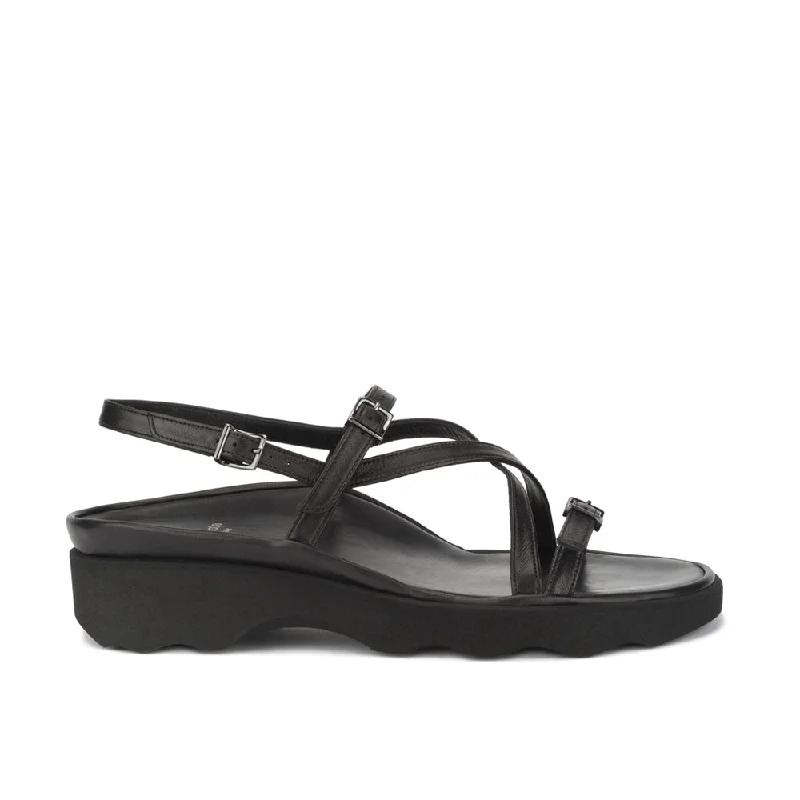 Men's sandals in a neutral color like black or brownMen's sandals in a neutral color like black or brownWAVE BLACK NAPPA