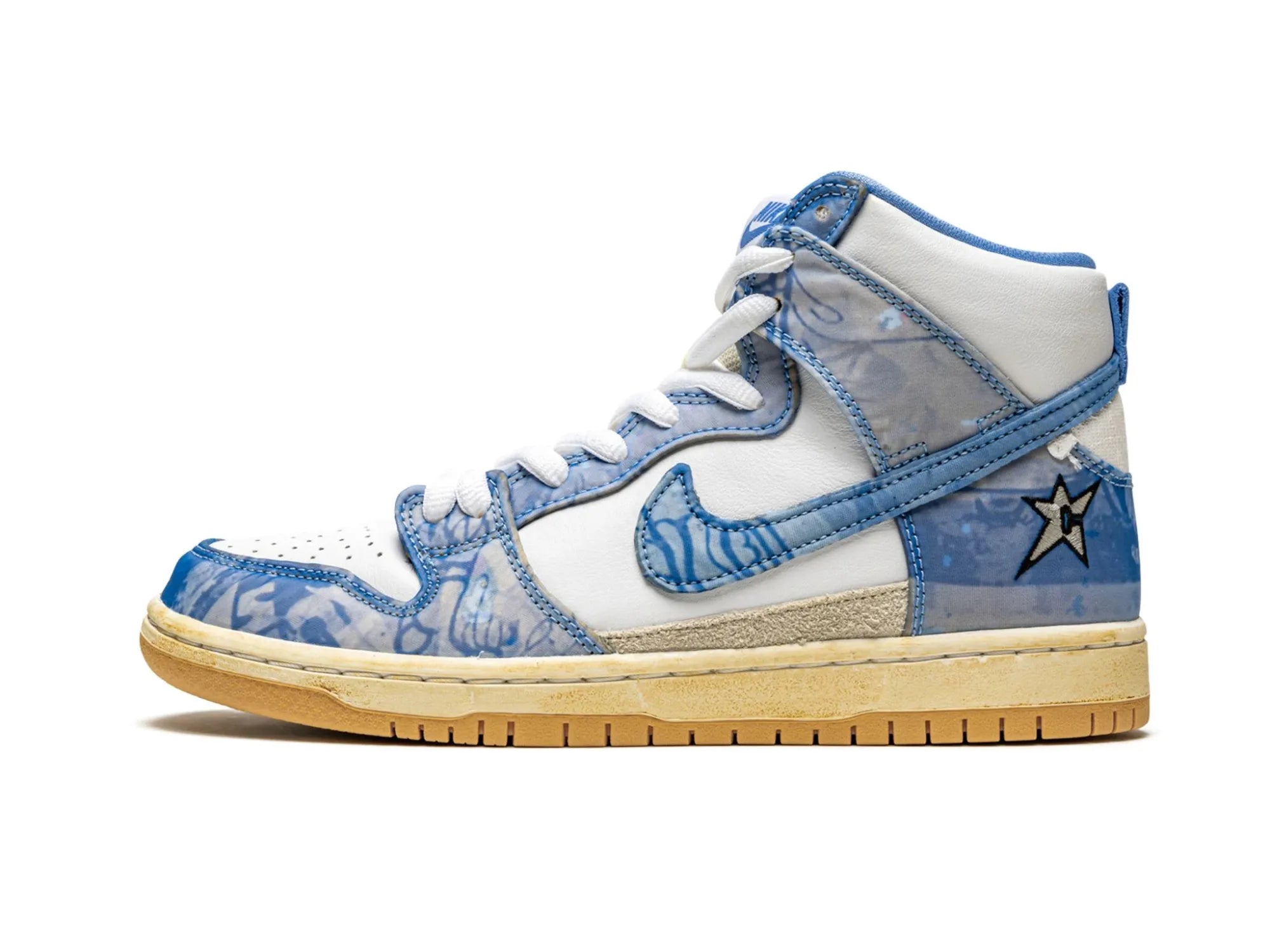 Men's chunky - sole sneakers for a trendy lookNike SB Dunk High X Carpet Company "Royal Pulse"